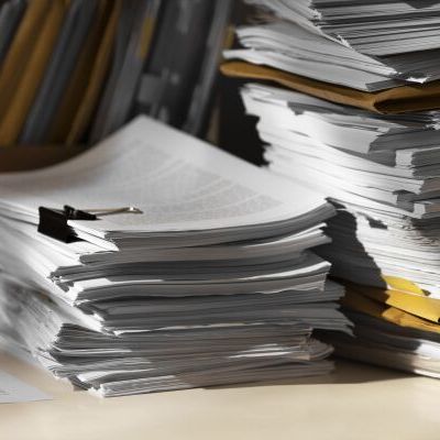 Papierowe dokumenty też kradną tożsamość. Jak zabezpieczyć firmę i dom dzięki Fellowes?